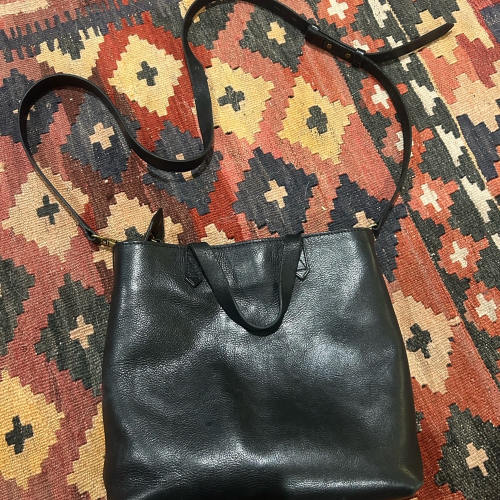 Madewell Black Leather Shoulder Bag with Sleek Design